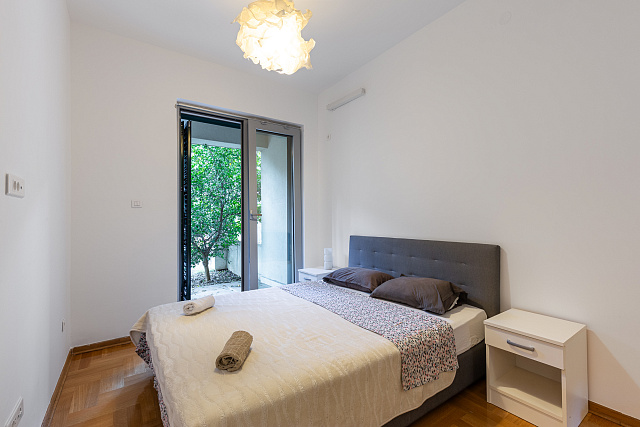 Zum Verkauf steht eine dreizimmerige, geräumige und helle Wohnung im schönsten Teil Montenegros — photo 19